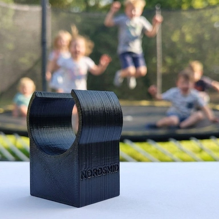 Clipper Jump – Trampolin-Unterfahrschutz, Kinder im Hintergrund