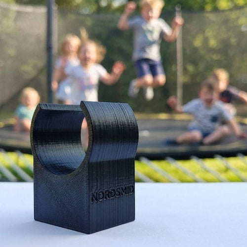 Clipper Jump – Trampolin-Unterfahrschutz, Kinder im Hintergrund