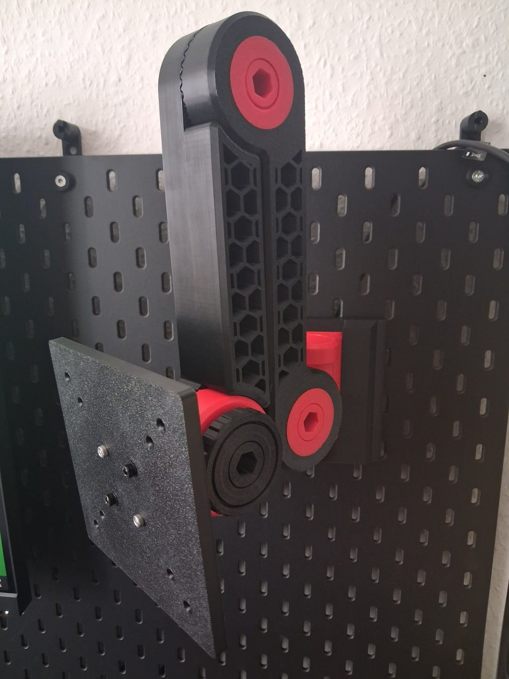VESA-Adapterplatte am 3D-gedruckten Monitorarm montiert