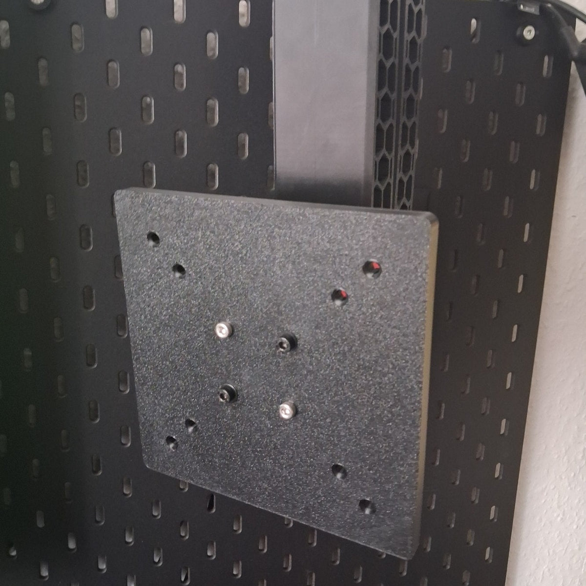 VESA-Adapterplatte Detailansicht der Lochbilder für VESA 75 und VESA 100